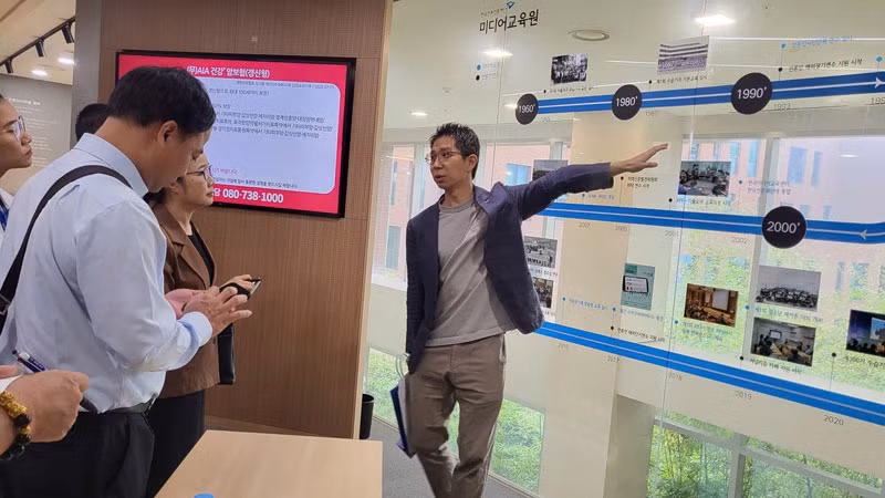 Đại diện KPF giới thiệu khái quát hoạt động của Quỹ tại Hàn Quốc.