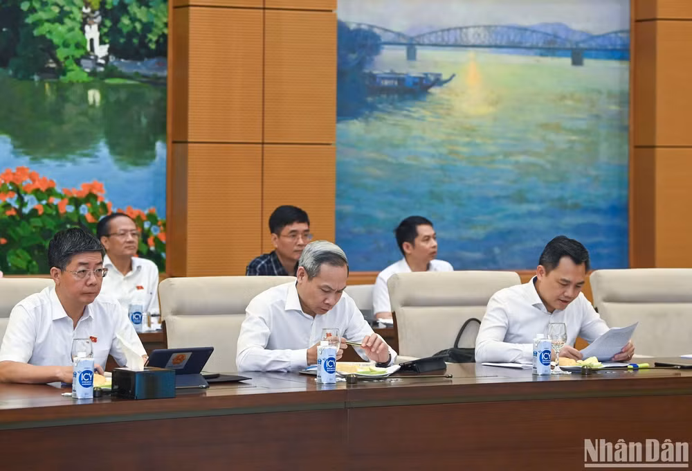 Thường trực các Ủy ban dự cuộc làm việc. (Ảnh: DUY LINH) Thường trực các Ủy ban dự cuộc làm việc. (Ảnh: DUY LINH)