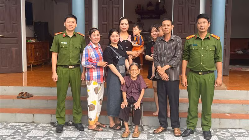 Công an xã đưa gia đình chị Bích (con gái bà Hoan) đến gia đình bà Hiền.