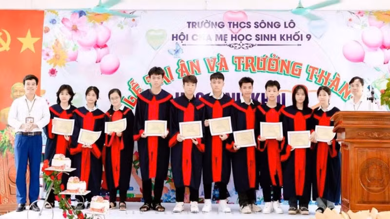 Học sinh xuất sắc khối lớp 9 Trường THCS Sông Lô được khen thưởng.
