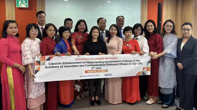 Đại diện KOICA, lãnh đạo Học viện Báo chí và Tuyên truyền cùng các học viên tham gia khóa tập huấn.