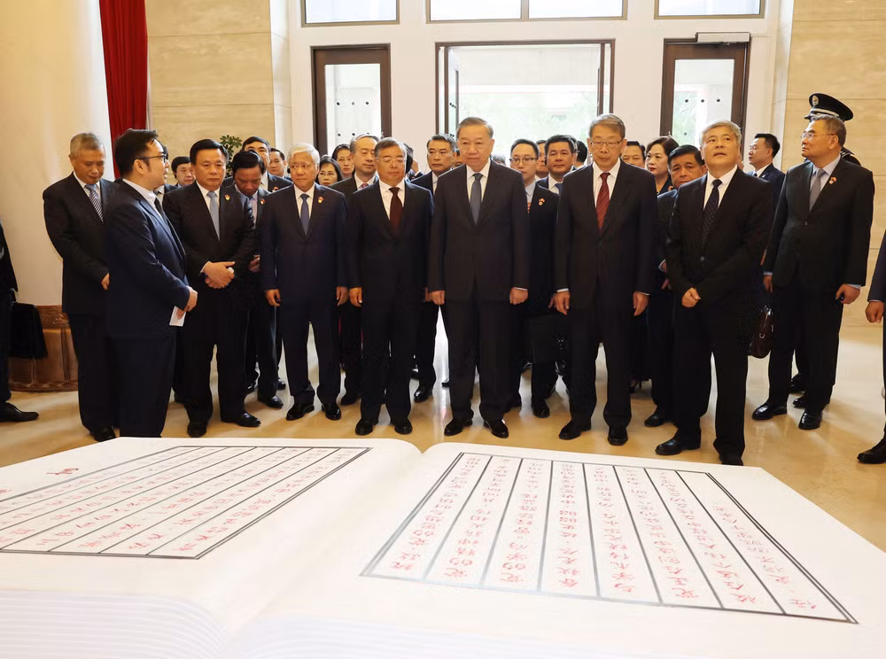 Tổng Bí thư, Chủ tịch nước Tô Lâm thăm phòng truyền thống của Trường Đảng Trung ương Đảng Cộng sản Trung Quốc. (Ảnh: Trí Dũng-TTXVN)
