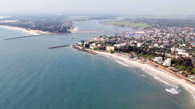 Cửa Tùng trước khi đổ ra Biển Đông.