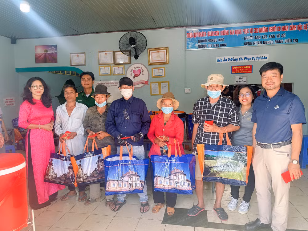 Chủ tịch Ủy ban nhân dân huyện Xuyên Mộc Lê Thị Trang Đài (áo dài đỏ ngoài cùng) trao quà cho người nghèo.