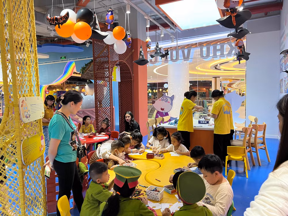 Các bé tập làm đồ thủ công tại một workshop do khu vui chơi "giáo trí" Wolfoo City tổ chức.