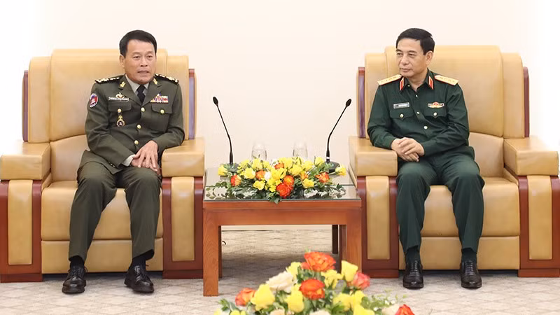 Đại tướng Phan Văn Giang tiếp Đại tướng Vong Pisen.