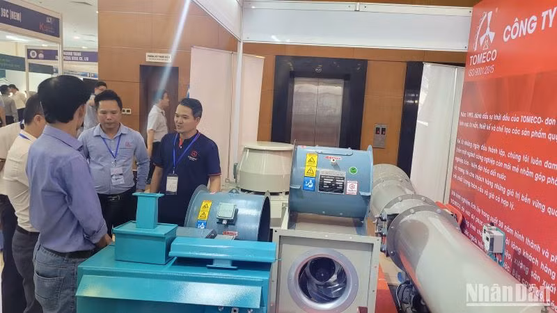 Thành phố Hà Nội có 196 sản phẩm của 132 doanh nghiệp là sản phẩm công nghiệp chủ lực thành phố thuộc các nhóm ngành công nghiệp cơ khí, chế tạo; điện, điện tử; công nghệ thông tin... Thành phố Hà Nội có 196 sản phẩm của 132 doanh nghiệp là sản phẩm công nghiệp chủ lực thành phố thuộc các nhóm ngành công nghiệp cơ khí, chế tạo; điện, điện tử; công nghệ thông tin...