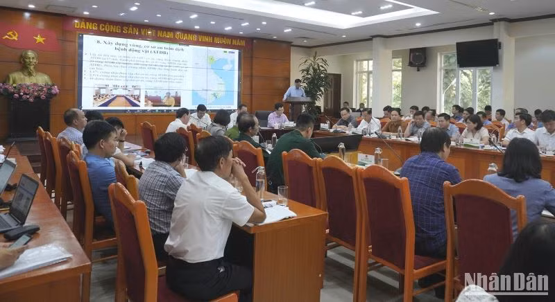 Toàn cảnh Hội nghị ngăn chặn nhập lậu gia cầm và giải pháp phát triển chăn nuôi bền vững được tổ chức chiều 17/10.
