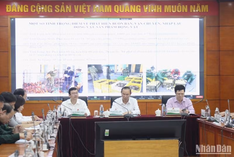 Thứ trưởng Nông nghiệp và Phát triển nông thôn Phùng Đức Tiến chủ trì Hội nghị ngăn chặn nhập lậu gia cầm và giải pháp phát triển chăn nuôi bền vững được tổ chức chiều 17/10.