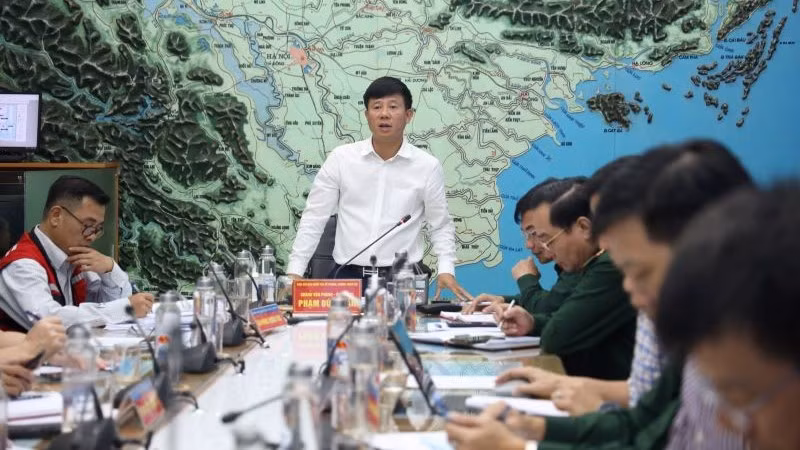 Hội nghị thông tin, chỉ đạo ứng phó với áp thấp nhiệt đới và mưa lũ miền trung sáng 18/10.