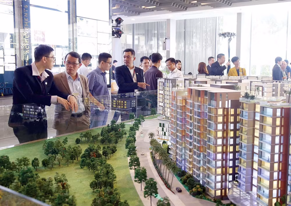 Khách hàng tham quan, nghe giới thiệu về một dự án bất động sàn tại Hà Nội. (Ảnh: Hải Phong) Khách hàng tham quan, nghe giới thiệu về một dự án bất động sàn tại Hà Nội. (Ảnh: Hải Phong)