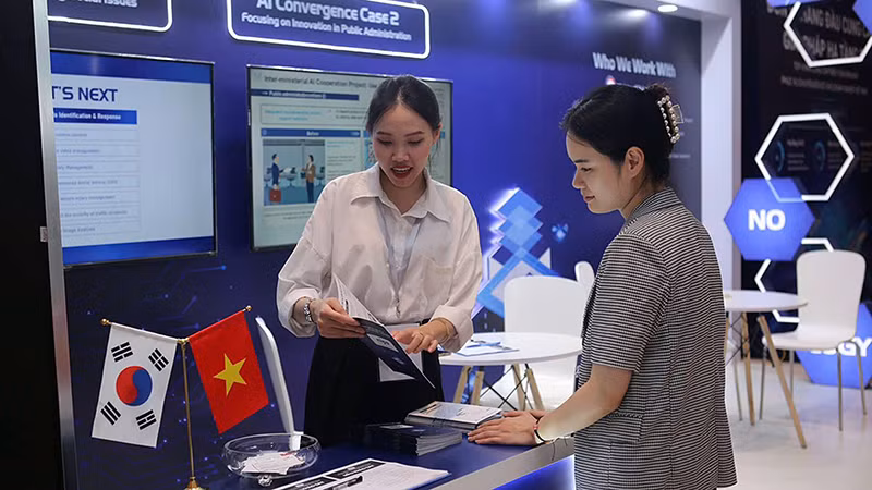 Người dân tìm hiểu thông tin tại gian hàng của NIPA tại Ngày hội Trí tuệ nhân tạo Việt Nam 2024. (Ảnh BÁ HỘI) Người dân tìm hiểu thông tin tại gian hàng của NIPA tại Ngày hội Trí tuệ nhân tạo Việt Nam 2024. (Ảnh BÁ HỘI)