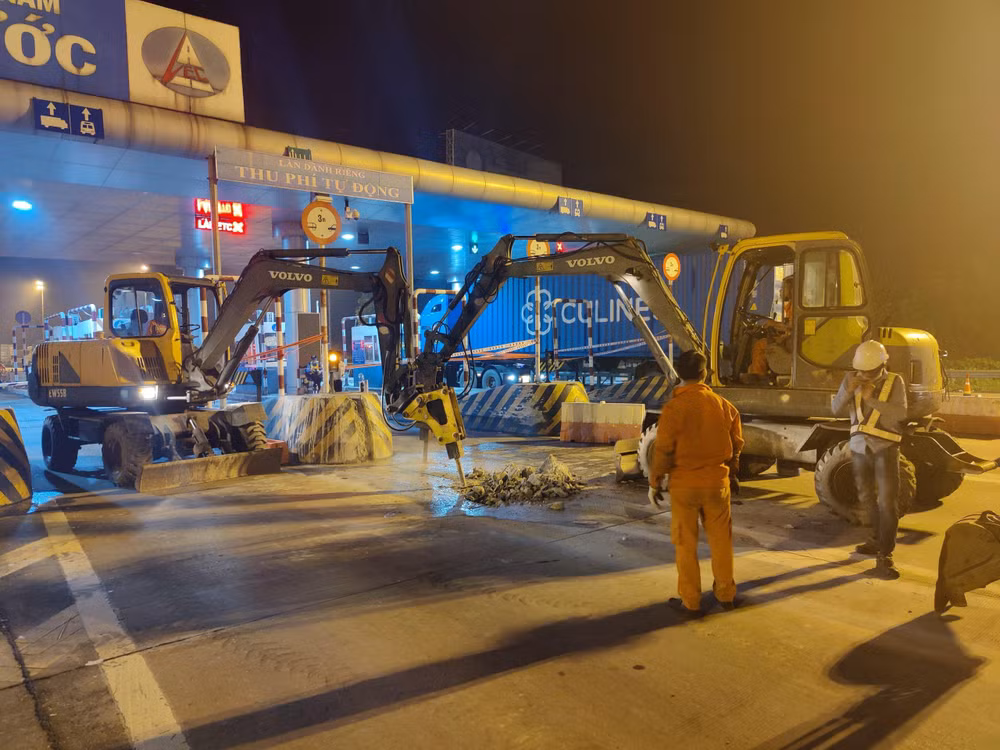 Tasco và VETC làm việc xuyên ngày xuyên đêm trên công trường.