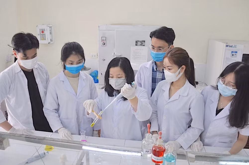 Sinh viên Khoa Hóa, Trường Đại học Bách Khoa Đà Nẵng trong giờ thực hành.