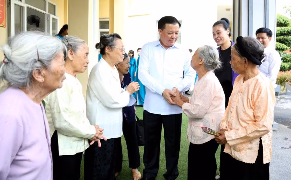 Bí thư Thành ủy Hà Nội Đinh Tiến Dũng trò chuyện với người có công tại Trung tâm Nuôi dưỡng và điều dưỡng người có công số 2 Hà Nội. (Ảnh: Duy Linh)