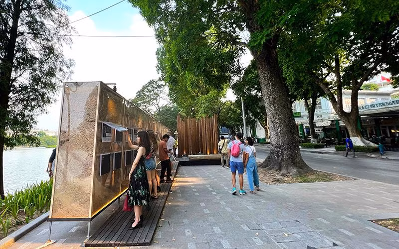Triển lãm 20 thiết kế xuất sắc nhất phục vụ công chúng tham quan tại Không gian đi bộ Hồ Hoàn Kiếm. Triển lãm 20 thiết kế xuất sắc nhất phục vụ công chúng tham quan tại Không gian đi bộ Hồ Hoàn Kiếm.