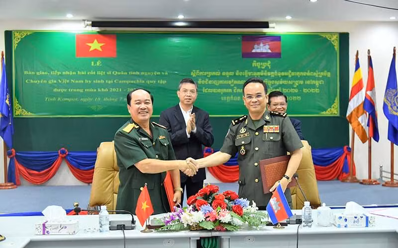 Ban Chuyên trách 515 tỉnh Kiên Giang và Ban Chuyên trách tỉnh Kam Pốt (Vương quốc Campuchia) ký kết biên bản bàn giao, tiếp nhận hài cốt liệt sĩ quân tình nguyện và chuyên gia Việt Nam hy sinh ở Campuchia. 