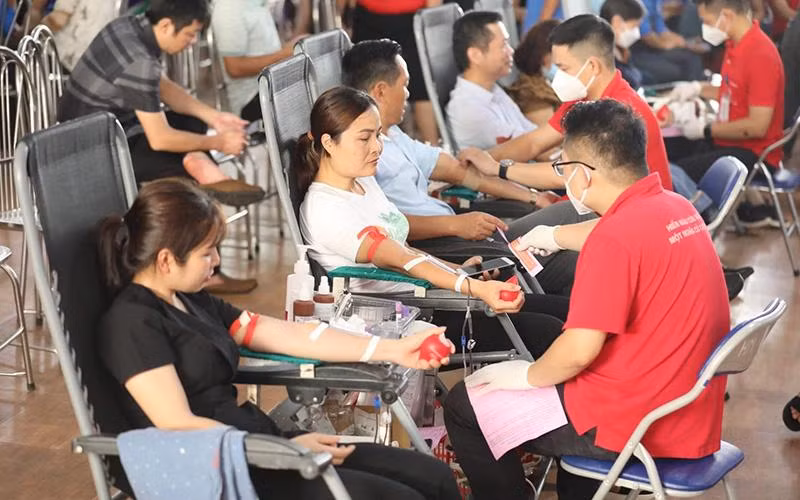 Người dân tham gia hiến máu tại ngày hội hiến máu “giọt hồng biên cương” được tổ chức tại huyện Vị Xuyên (Hà Giang).