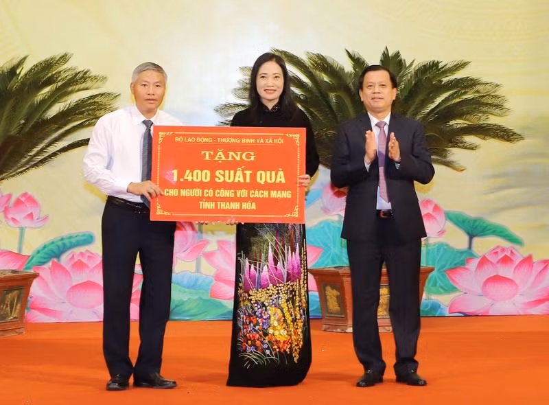 Bộ Lao động, Thương Binh và Xã hội trao 1.400 suất quà, tặng người có công với cách mạng trong tỉnh Thanh Hóa.