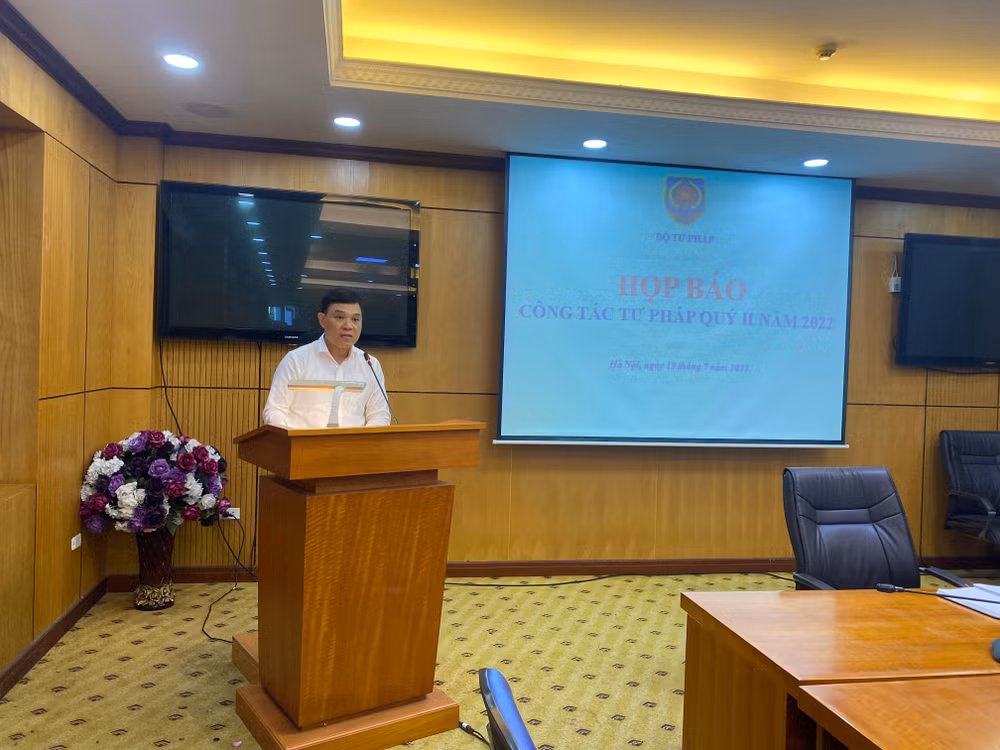 Ông Nguyễn Quốc Hoàn, Chánh Văn phòng Bộ Tư pháp thông tin tại buổi họp báo. 