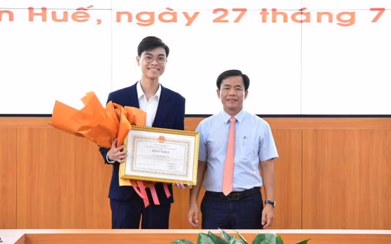 Chủ tịch Ủy ban nhân dân tỉnh Nguyễn Văn Phương trao Bằng khen tặng em Trương Văn Quốc Đạt - học sinh lớp 12 chuyên Sinh, Trường Trung học phổ thông chuyên Quốc Học đoạt Huy chương Bạc kỳ thi Olympic Sinh học Quốc tế năm 2022.