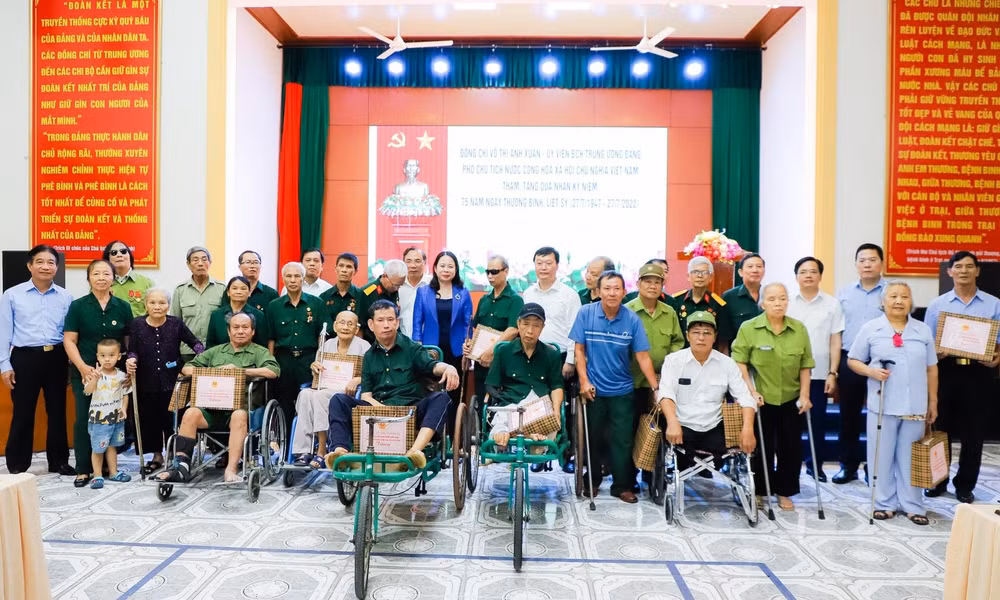 Phó Chủ tịch nước Võ Thị Ánh Xuân, lãnh đạo Bộ Lao động-Thương binh và Xã hội, UBND tỉnh chụp ảnh lưu niệm với các thương, bệnh binh tại Trung tâm điều dưỡng thương binh Nghệ An. (Ảnh: Phạm Bằng)