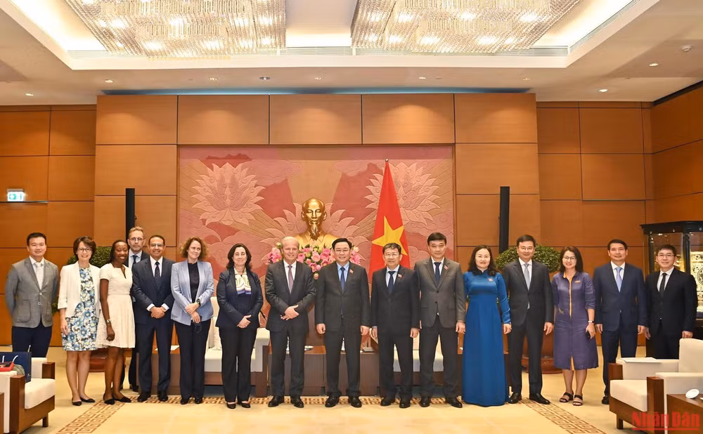 Chủ tịch Quốc hội Vương Đình Huệ và Tổng Giám đốc Điều hành Ngân hàng Thế giới Axel van Trotsenburg với các đại biểu tại buổi tiếp.