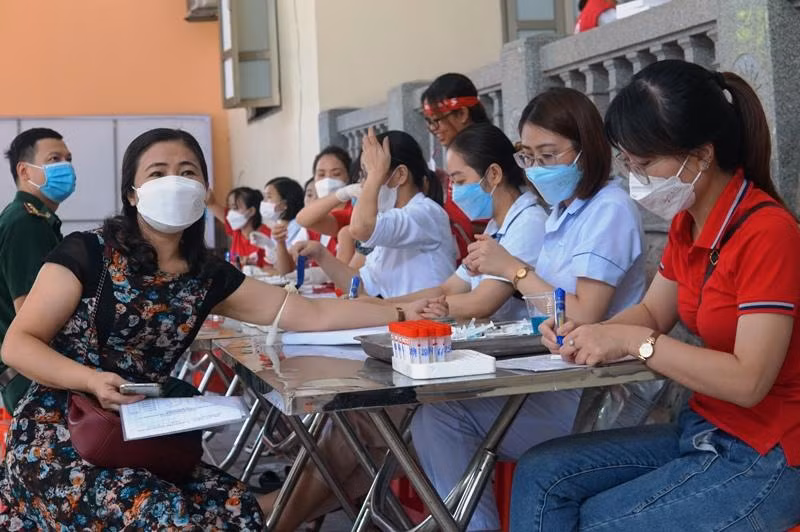 Lực lượng chuyên môn kiểm tra sức khỏe cho công dân chuẩn bị hiến máu nhân đạo.