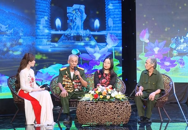 Giao lưu “Uống nước nhớ nguồn” tại trường quay Đài Phát thanh và Truyền hình tỉnh Thanh Hóa.