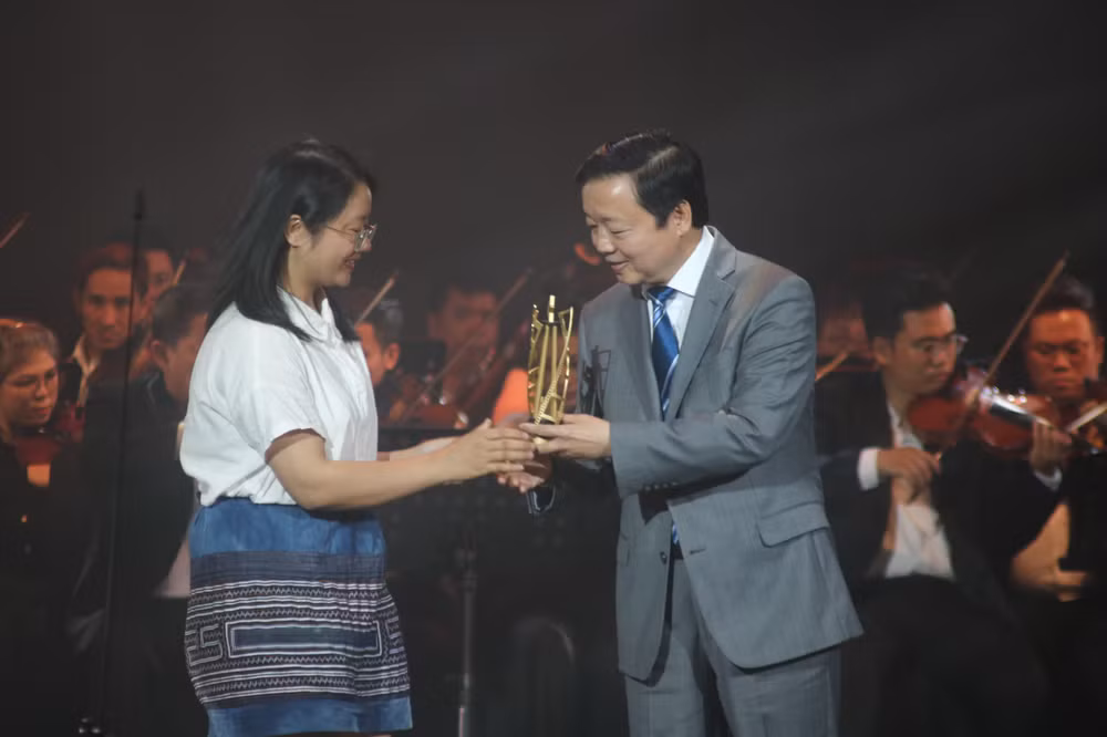 Phó Thủ tướng Trần Hồng Hà trao giải Phim châu Á xuất sắc nhất trong LHP châu Á Đà Nẵng 2023 cho bộ phim Những đứa trẻ trong sương của đạo diễn Hà Lệ Diễm. Ảnh | Anh Vũ Phó Thủ tướng Trần Hồng Hà trao giải Phim châu Á xuất sắc nhất trong LHP châu Á Đà Nẵng 2023 cho bộ phim Những đứa trẻ trong sương của đạo diễn Hà Lệ Diễm. Ảnh | Anh Vũ