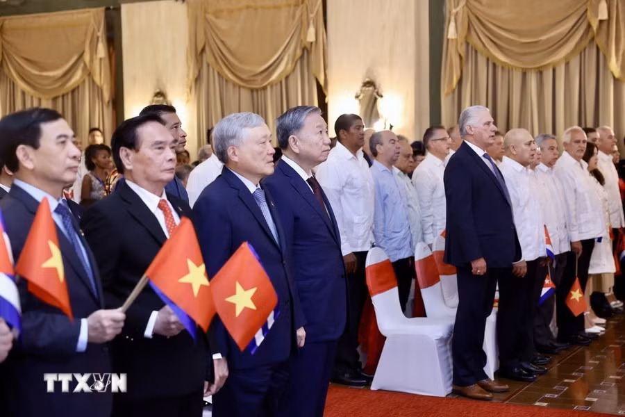 Tổng Bí thư, Chủ tịch nước Tô Lâm, Bí thư Thứ nhất Đảng Cộng sản Cuba, Chủ tịch Cuba Miguel Diaz Canel Bermudez và các đại biểu dự buổi gặp gỡ.