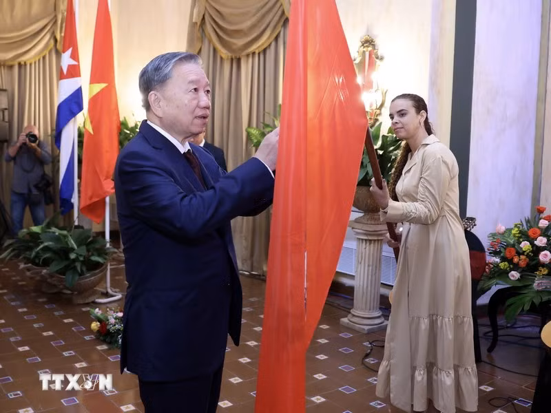 Tổng Bí thư, Chủ tịch nước Tô Lâm gắn Huân chương Hữu nghị tặng Đoàn Thanh niên Cuba.