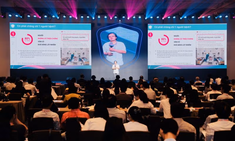 Bác sĩ Trương Hữu Khanh trao đổi về gánh nặng của sốt xuất huyết qua góc nhìn lâm sàng tại Việt Nam.