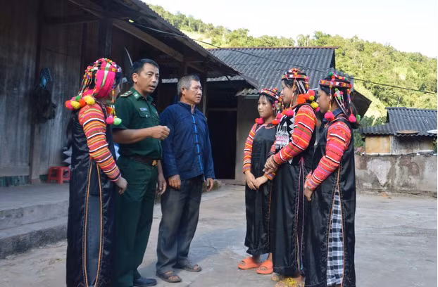 Ông Lỳ Xuyến Phù (thứ 3 từ trái sang), người có uy tín ở bản A Pa Chải, xã Sín Thầu, huyện Mường Nhé (tỉnh Điện Biên) tuyên truyền, vận động người dân góp sức bảo vệ biên cương Tổ quốc.
