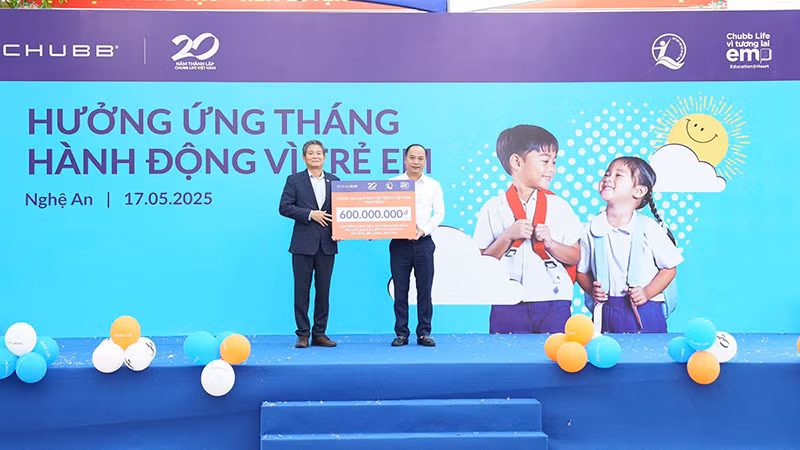 Lãnh đạo Chubb Life Việt Nam trao bảng tượng trưng hỗ trợ quà cho trẻ em có hoàn cảnh đặc biệt khó khăn trị giá 600 triệu đồng thông qua Quỹ Bảo trợ trẻ em Việt Nam. (Ảnh NFVC) Lãnh đạo Chubb Life Việt Nam trao bảng tượng trưng hỗ trợ quà cho trẻ em có hoàn cảnh đặc biệt khó khăn trị giá 600 triệu đồng thông qua Quỹ Bảo trợ trẻ em Việt Nam. (Ảnh NFVC)