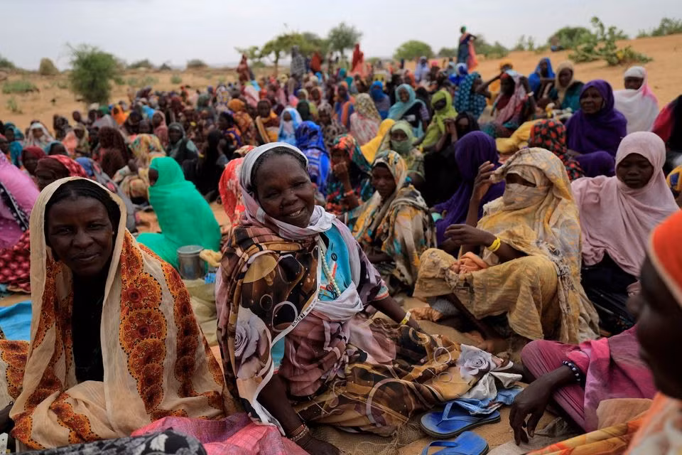 Những người tị nạn Sudan đang chờ nhận thực phẩm bổ sung từ Chương trình Lương thực Thế giới (WFP) gần biên giới giữa Sudan và Chad ở Koufroun, Chad, 11/5/2023. Ảnh: REUTERS