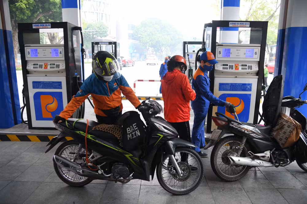 Giá dầu diesel tăng hơn 1.800 đồng/lít từ 15 giờ ngày 11/8