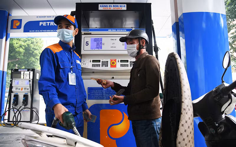 Giá xăng dầu tăng theo giá thế giới là một trong những nguyên nhân khiến CPI tháng 8 tăng 0,88% so cùng kỳ tháng trước. Ảnh: Thành Đạt