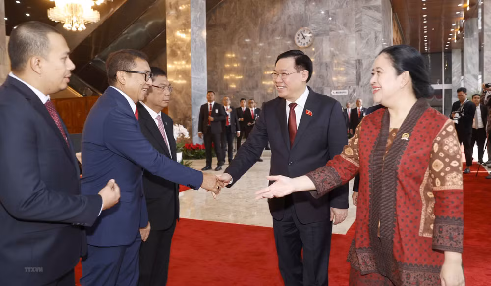 Chủ tịch Quốc hội Vương Đình Huệ và Chủ tịch Hạ viện Indonesia Puan Maharani với đại biểu. (Ảnh: TTXVN) Chủ tịch Quốc hội Vương Đình Huệ và Chủ tịch Hạ viện Indonesia Puan Maharani với đại biểu. (Ảnh: TTXVN)
