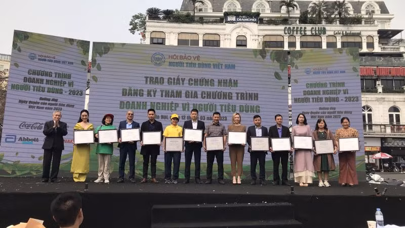 Trao giấy chứng nhận cho 16 doanh nghiệp tham gia chương trình “Doanh nghiệp vì người tiêu dùng” năm 2023 do Hội Bảo vệ người tiêu dùng phát động.