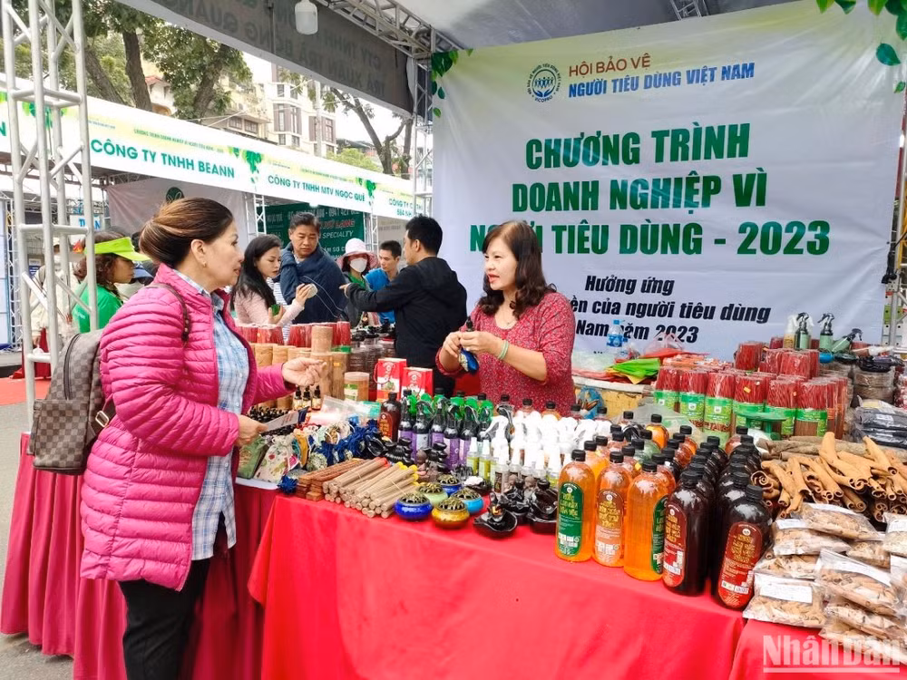 Người tiêu dùng mua sắm hàng hóa vào gian hàng quảng bá sản phẩm, dịch vụ vì người tiêu dùng. 