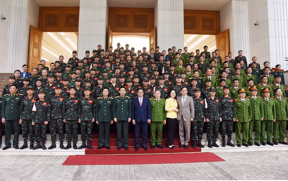 Thủ tướng Phạm Minh Chính với các đại biểu và lực lượng tham gia cứu nạn, cứu hộ tại Thổ Nhĩ Kỳ.