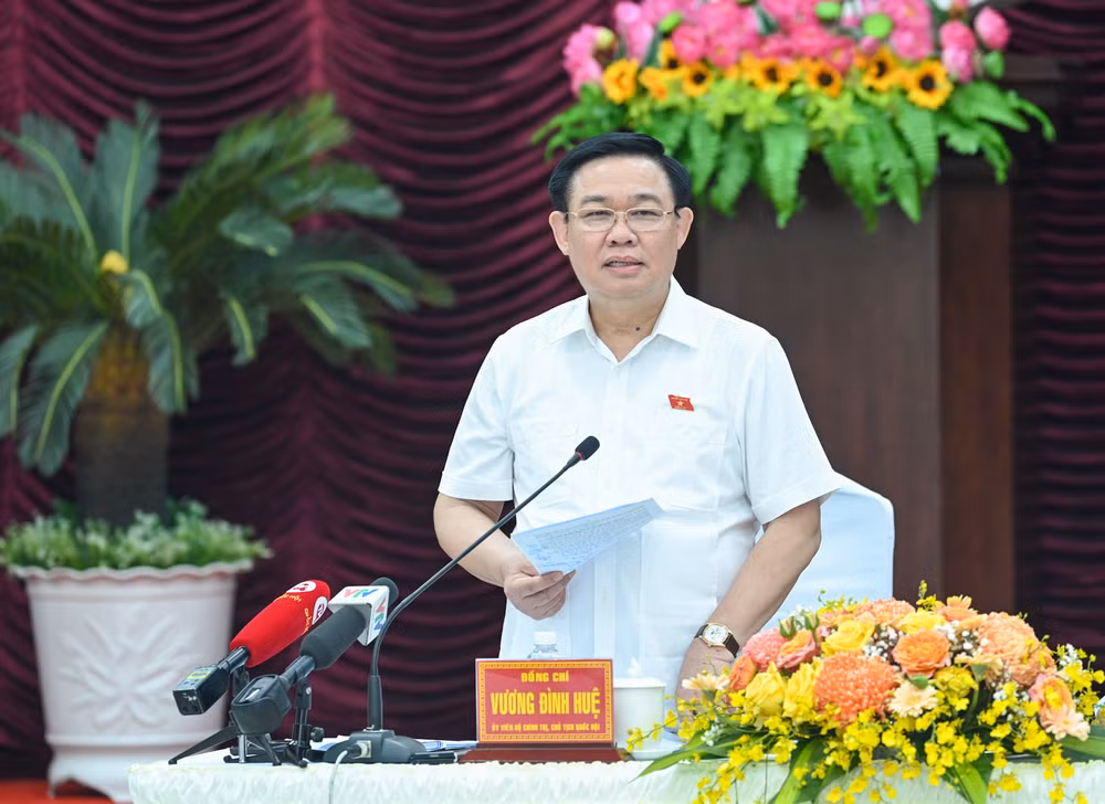 Chủ tịch Quốc hội Vương Đình Huệ phát biểu chỉ đạo, kết luận buổi làm việc.