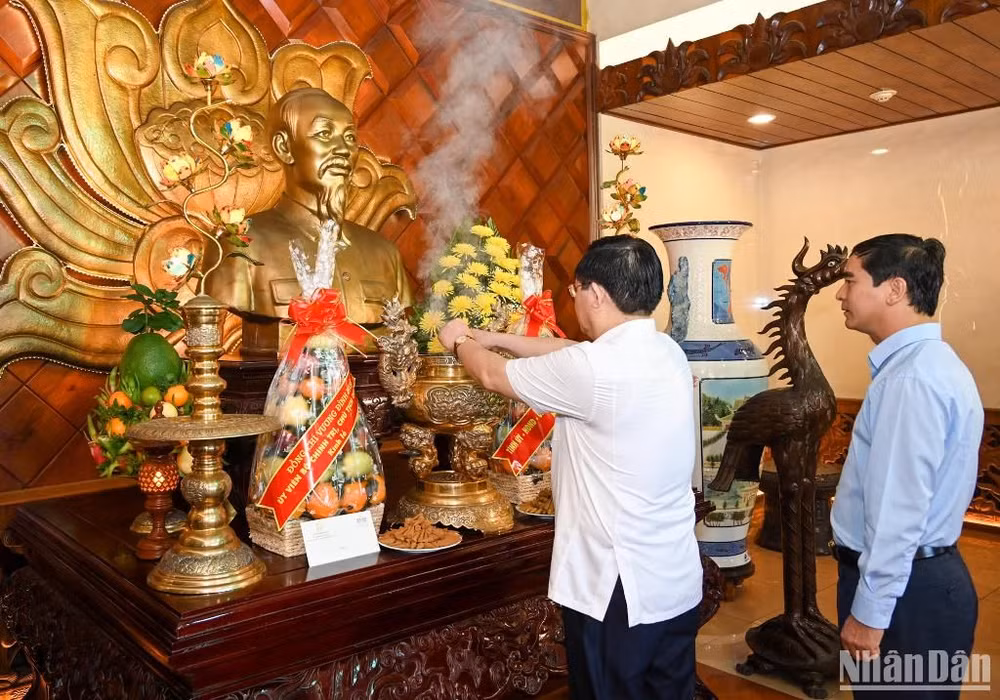 Chủ tịch Quốc hội Vương Đình Huệ dâng hương tưởng niệm Chủ tịch Hồ Chí Minh. (Ảnh: DUY LINH)