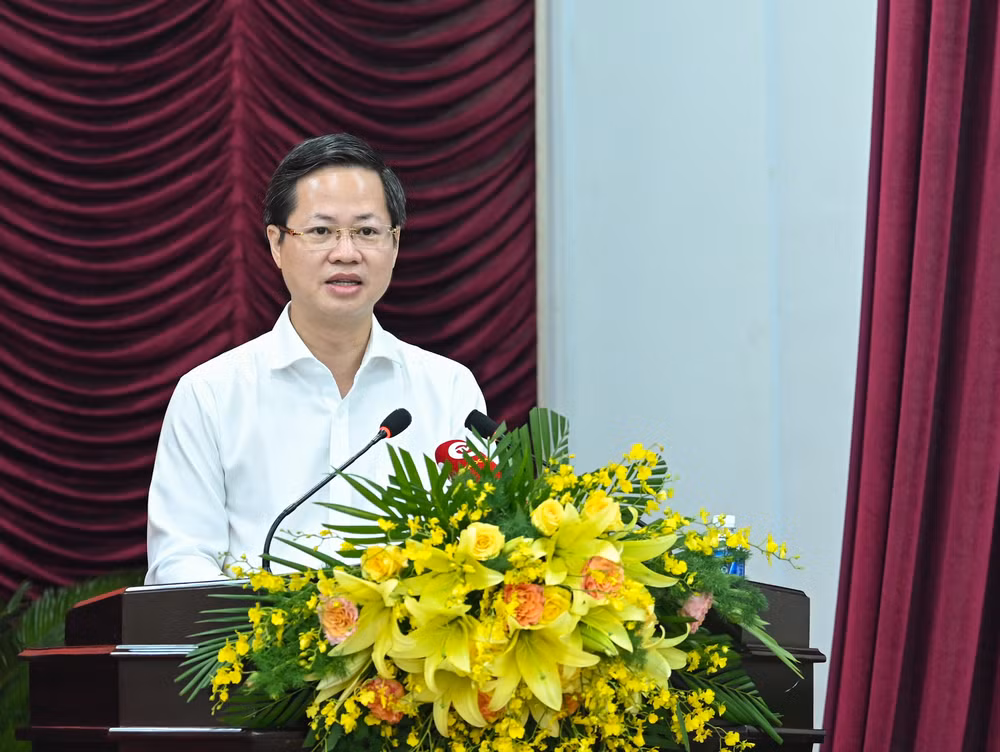 Chủ tịch UBND tỉnh Bình Thuận Đoàn Anh Dũng trình bày báo cáo tại buổi làm việc.