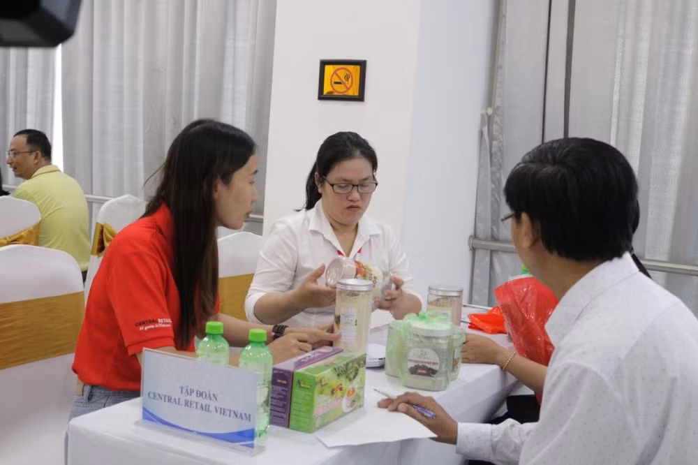 Central Retail cũng ký thêm 6 Thỏa thuận hợp tác (MOU) với các Doanh nghiệp, Hợp tác xã (HTX) của vùng Đồng bằng Sông Cửu Long. Central Retail cũng ký thêm 6 Thỏa thuận hợp tác (MOU) với các Doanh nghiệp, Hợp tác xã (HTX) của vùng Đồng bằng Sông Cửu Long.