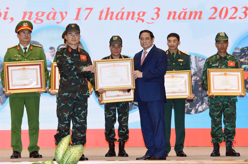 Thủ tướng Phạm Minh Chính trao bằng khen cho tập thể có thành tích xuất sắc trong công tác hỗ trợ nhân đạo và cứu trợ thảm họa động đất tại Thổ Nhĩ Kỳ.