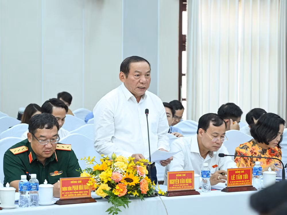 Bộ trưởng Văn hóa, Thể thao và Du lịch Nguyễn Văn Hùng phát biểu tại buổi làm việc.