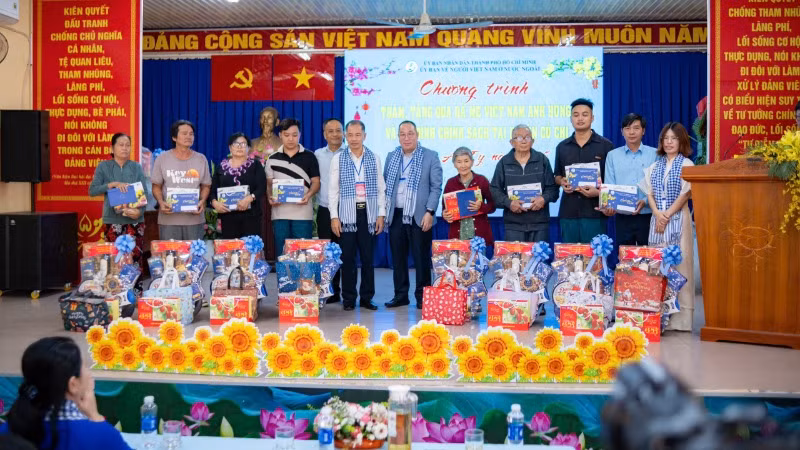Đại diện kiều bào trao tặng quà đến các gia đình chính sách. Đại diện kiều bào trao tặng quà đến các gia đình chính sách.