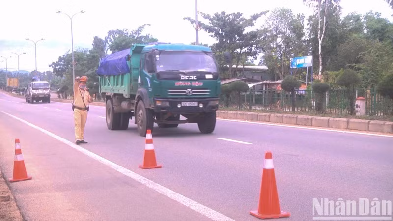 Lực lượng Cảnh sát giao thông Công an tỉnh Quảng Nam bảo đảm trật tự, an toàn giao thông trên các tuyến đường trọng điểm.